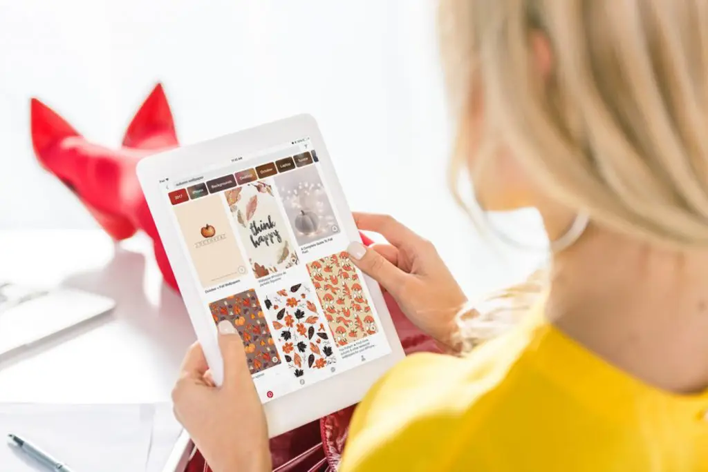 woman shopping on pintrest on her tablet